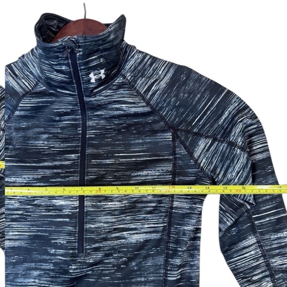 Woman’s Under Armour Gray and Black Fitted Long Sleeve Hoodie w/ thumb holes XS - Picture 13 of 14